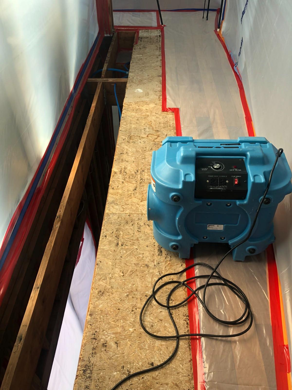 Air scrubber running inside a sealed mold containment